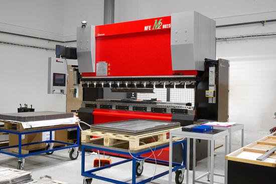 Ohraňovací lis AMADA HFE 80-25